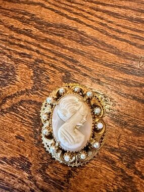 Vintage Florenza Italian Carved Shell Right Facing Cameo Brooch Pendant